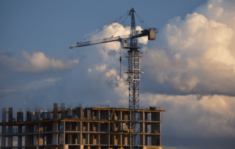 budowa budynku mieszkalnego dzwig