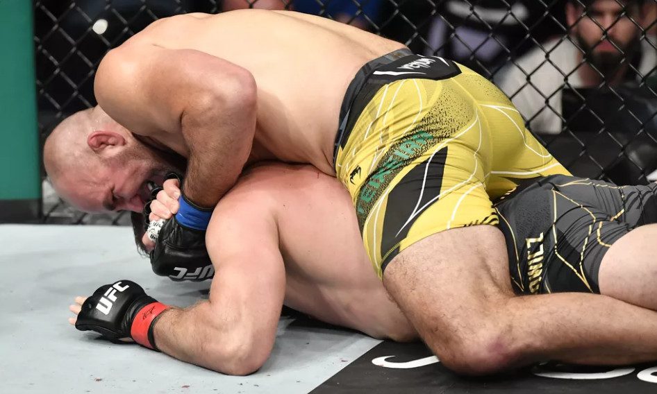 UFC 267 Glover Teixeira poddaje Jana Blachowicza i jest mistrzem UFC w wieku 42 lat