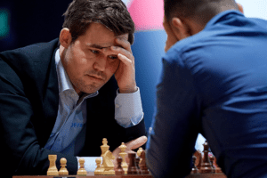 Magnus Carlsen podczas Mistrzostw Swiata w szachach szybkich Warszawa 2021