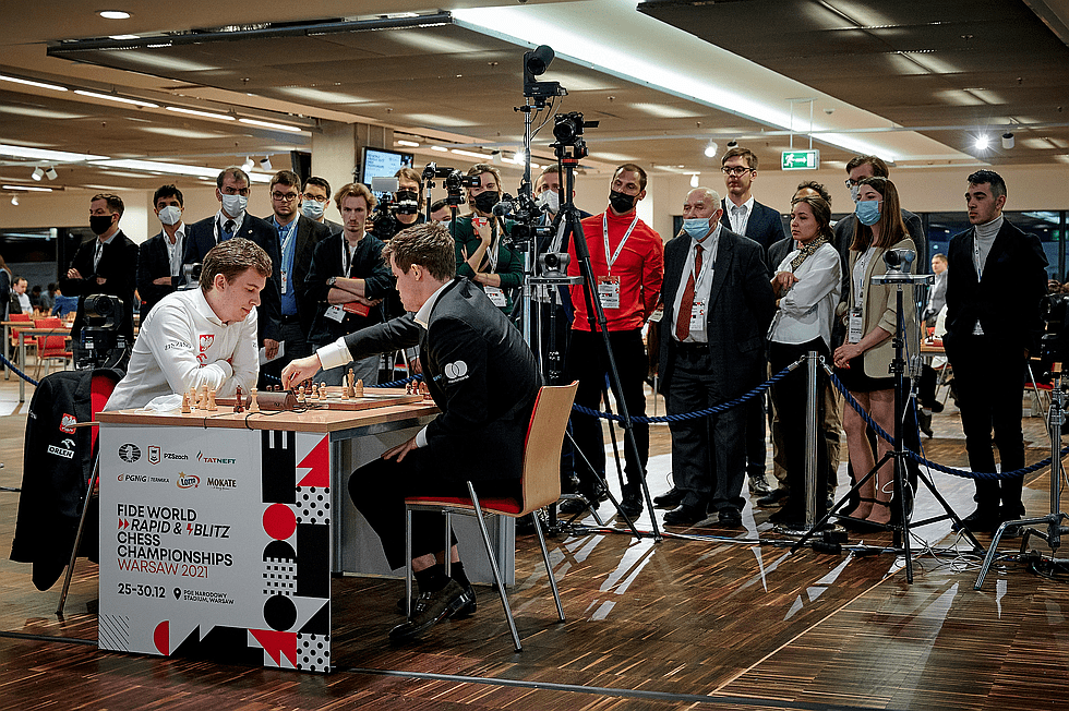  Magnus Carlsen vs Jan Krzysztof Duda MŚ Szachy Warszawa fot. Rafal Oleksiewicz 