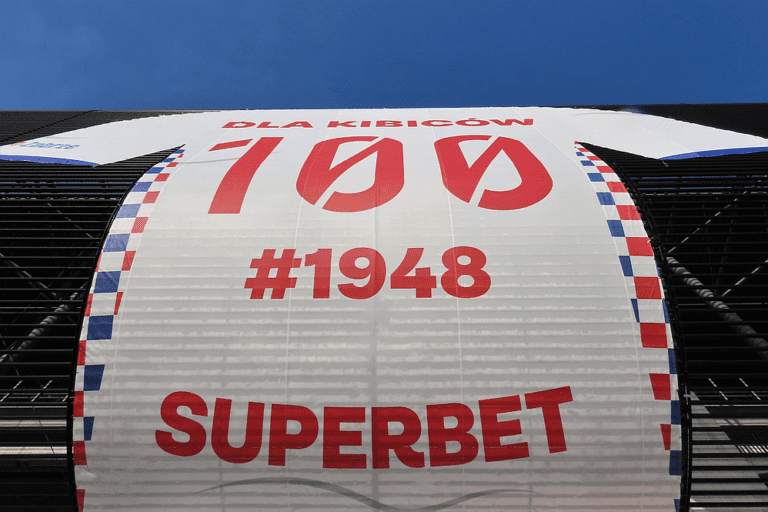 koszulka wielkoformatowa Gornik Superbet przekaze kibicom 194 800 zlotych z okazji urodzin Gornika Zabrze
