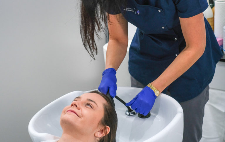 Zabiegi ktore niszcza wlosy kiedy robimy je sami