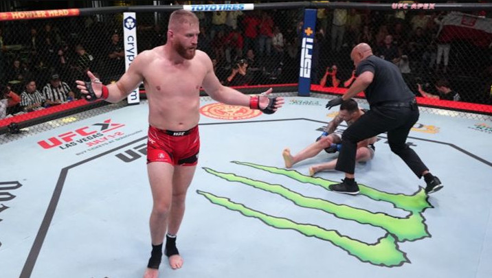 Jan Blachowicz pokonal Aleksandara Rakicia w trzeciej rundzie
