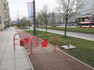 Trwają prace przy montażu pierwszego w mieście licznika do pomiaru ruchu rowerowego w Katowicach fot. M. Mendala