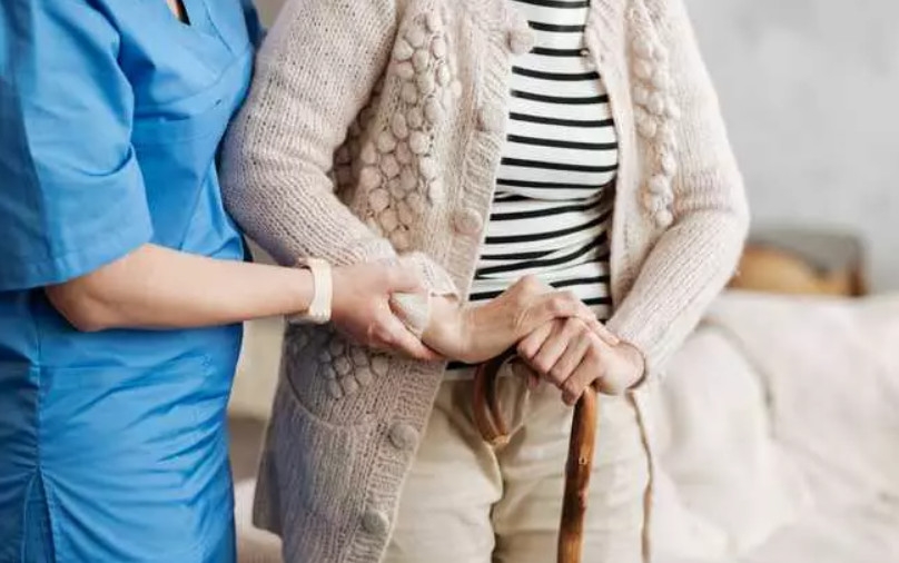 opieka nad seniorami osobami starszymi