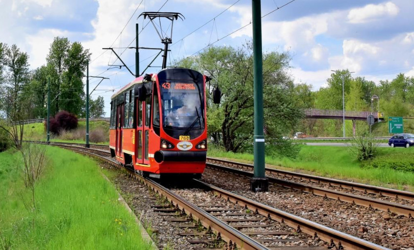 Tramwaj na torowisku ul Wiśniowa - Bracka w Katowicach fot. tram-silesia