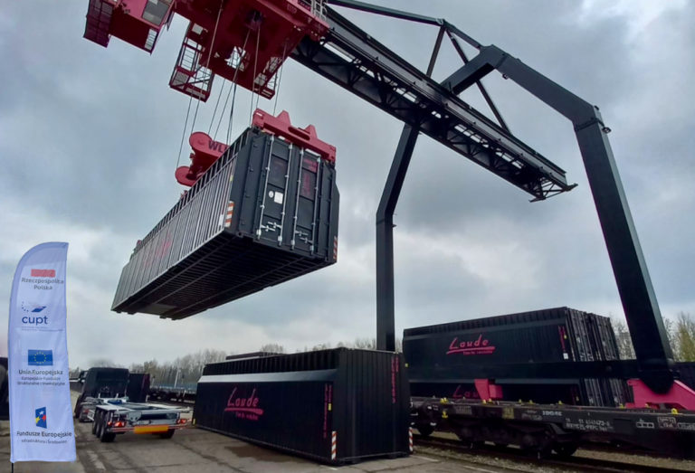 Przeladunek kontenera typu swap body na terminalu Laude w Sosnowcu. Fot. Laude