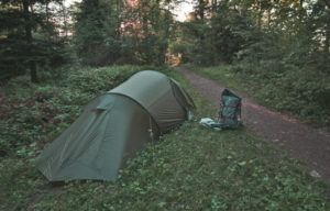 Biwak namiot w lesie w Polsce