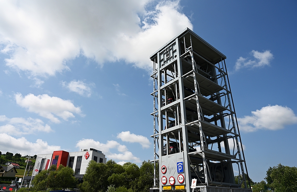 Próbny montaż i uruchomiona maszyna bez obudowy fot. Grand Vertical Parking