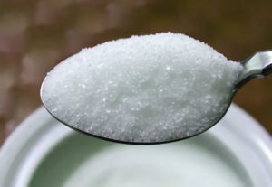 cukier na lyzce w cukierniczce