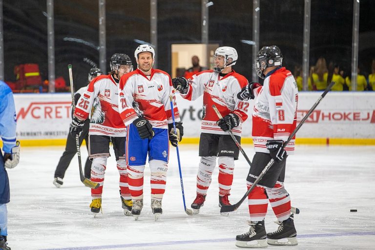 Artysci kontra TVN24. W Bytomiu hokejowe emocje i szczytny cel