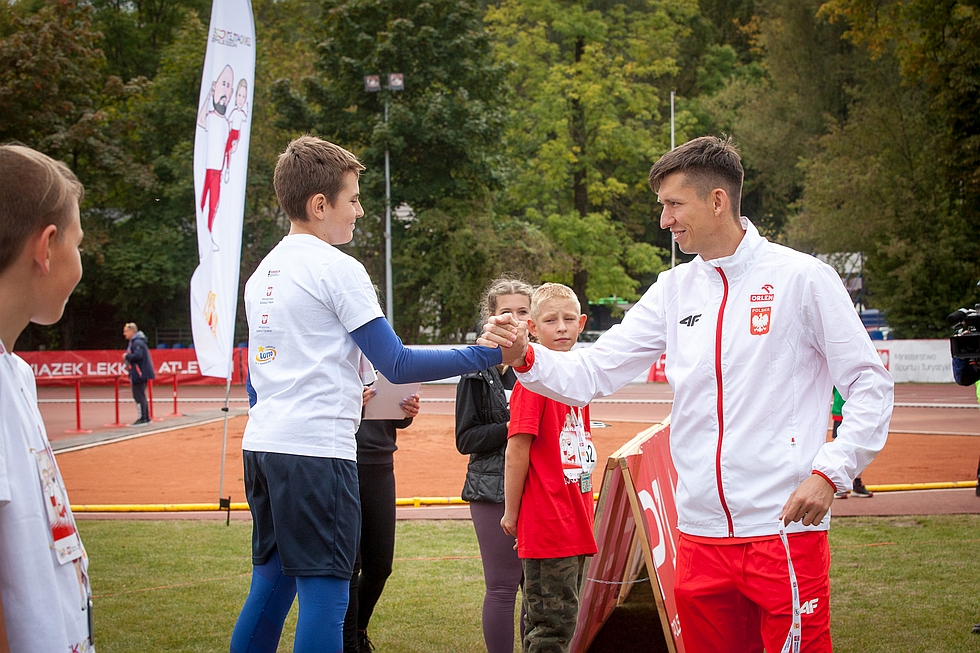 Bialystok Wojciech Nowicki zacheca dzieci do trenowania lekkiej atletyki fot Marcin Onufryjuk 6