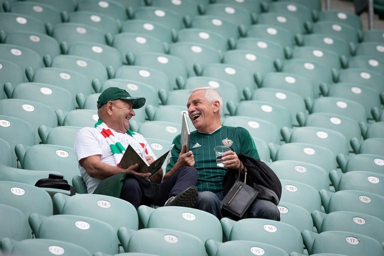 Wroclawscy seniorzy na meczu Slaska