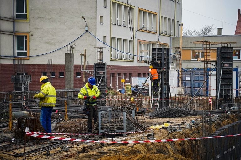 Trwaja prace przy rozbudowie Szkoly Podstawowej nr 21 z Oddzialami Integracyjnymi w Katowicach Podlesiu Fot. KAW