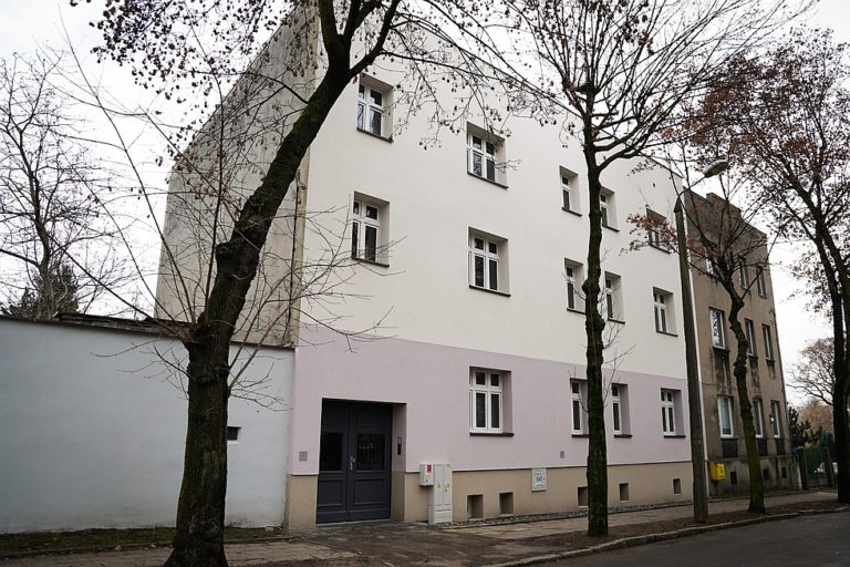 Budynek przy Policyjnej 10 przeszedl kompleksowa termomodernizacje 01 Fot. KAW