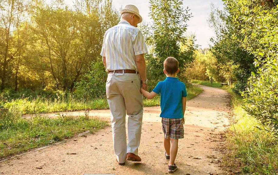 dziadek i wnuczek na spacerze