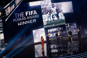 Marcin Oleksy z Warty Poznan z Nagroda Puskasa od FIFA