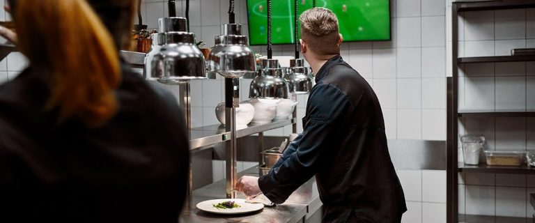 Walentynkowa kolacja z ukochana czy wielkie pilkarskie swieto przed TV betclic