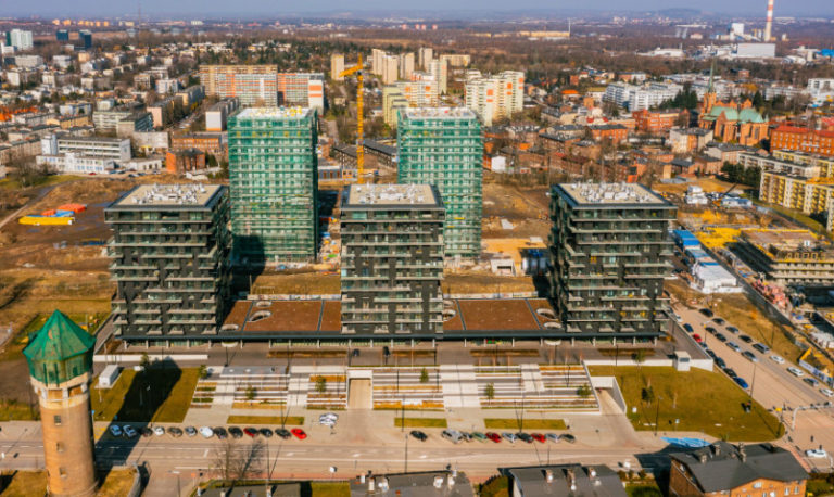 Na placu budowy Pierwszej Dzielnicy w Katowicach pozostal ostatni zuraw