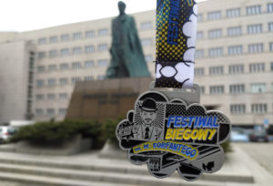 Festiwal Bieg Wojciecha Korfantego medal na tle pomnika