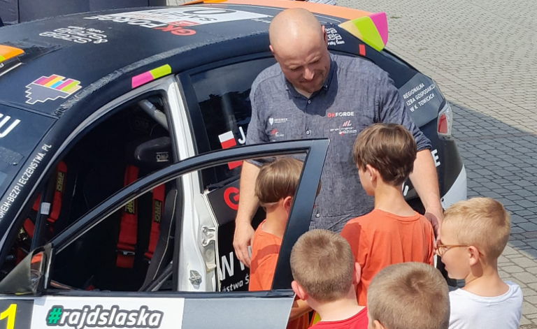 Najwiekszą atrakcją jest możliwość wejścia do samochodu rajdowego fot. Zespół rajdowy J. i M. Szejów