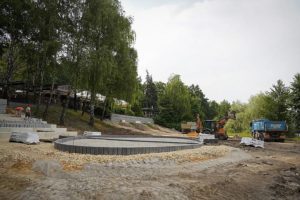 Remont kręgu tanecznego przy stawie Kajakowym fot. KAW