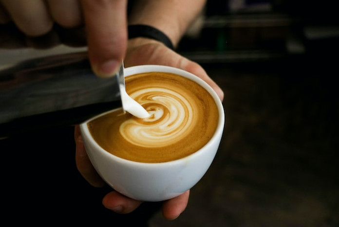 Automatyczne, kolbowe czy przelewowe – jakie ekspresy do kawy warto wybrać