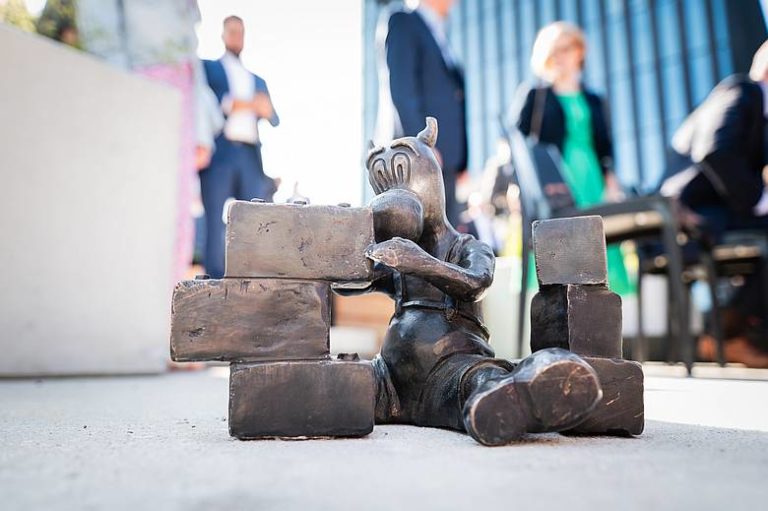 Bebok autorstwa Grzegorza Chudego na skwerze przy biurowcach .KTW. Fot. TDJ Estate