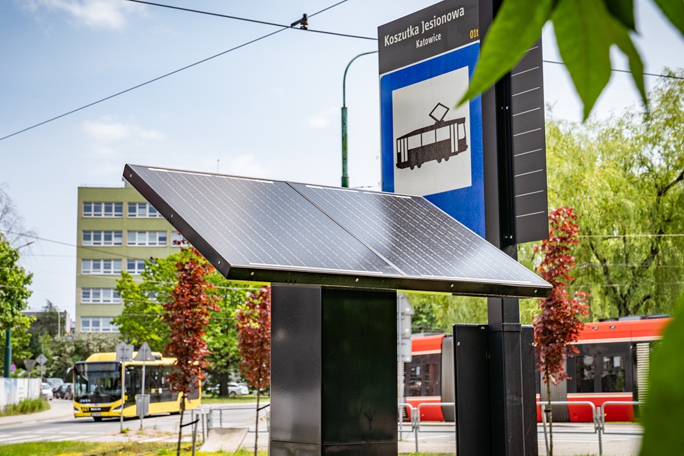Solarny biletomat w katowickiej dzielnicy Koszutka przy ulicy Jesionowej