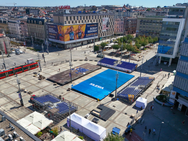 Trwa budowa areny wydarzenia na katowickim rynku fot. K. Kalkowski