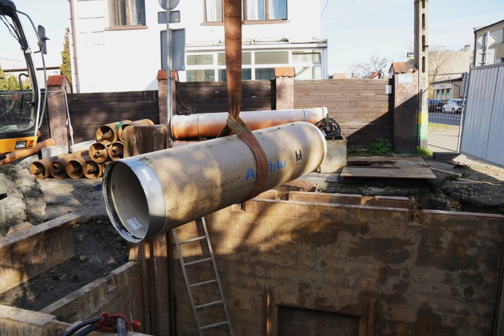 Opuszczanie rury osłonowej do komory – ważny etap tworzenia 20-metrowego odcinka kanalizacji metodą bezwykopową.