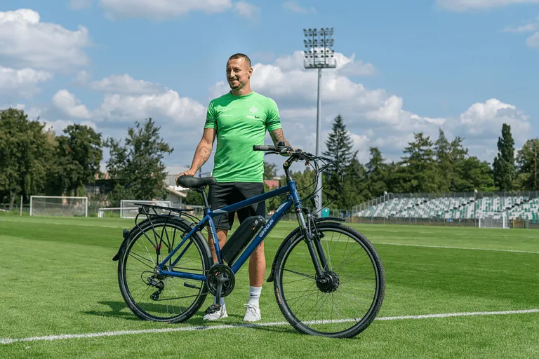 Adam Zrelak prezentuje rower Groclin fot Karolina Iwanska