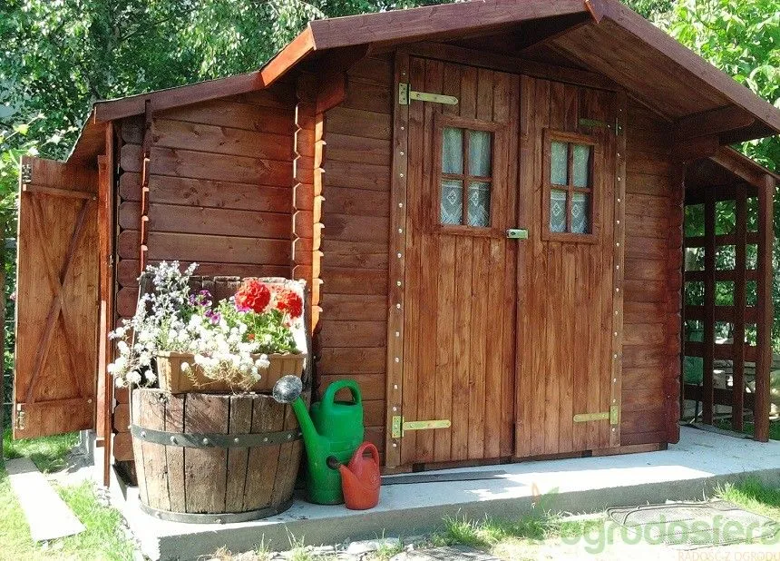 Klasyczny drewniany domek ogrodowy, fot. Ogrodosfera.pl