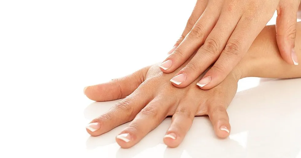 Szukasz pomyslu na dyskretny manicure do biura Lakier hybrydowy bezowy to cos dla ciebie