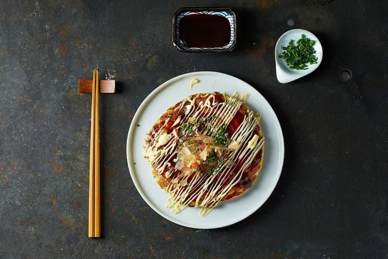 Japonski omlet z kapusta okonomiyaki