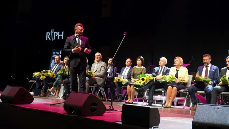 Prezydent Katowic Marcin Krupa odbierajac nagrode dziekowal