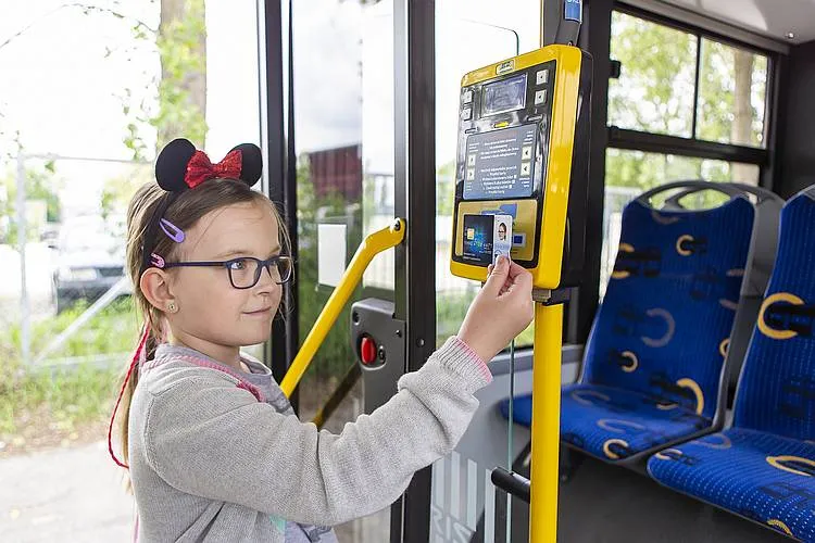 Podczas lekcji komunikacyjnych dzieci dowiaduja sie m.in . jak korzystac z autobusow