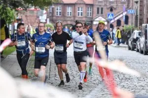 Maratonczycy Biegna M.in . Przez Urokliwy Nikiszowiec Fot. Silesia Marathon