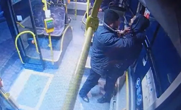 42 Letni Obywatel Ukrainy Zamieszkaly W Siedlcach W Autobusie Przylozyl Noz Do Szyi 15 Latka Siedzacego Przed Nim I Zazadal Pieniedzy