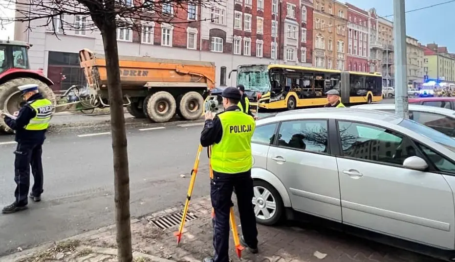 Grozny Wypadek W Gliwicach Autobus Zderzyl Sie Z Ciagnikiem Rolniczym 1