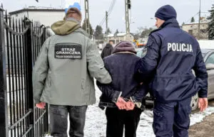 Funkcjonariusze Prowadza Kontrole Legalnosci Pobytu Cudzoziemcow