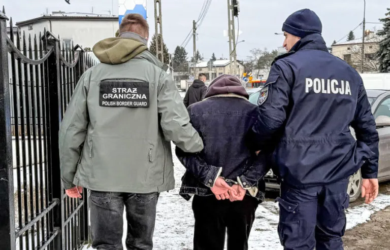 Funkcjonariusze Prowadza Kontrole Legalnosci Pobytu Cudzoziemcow