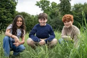 Aktorzy Serialu HBO Harry Potter Od Lewej Arabella Stanton Jako Hermione Granger Dominic McLaughlin Jako Harry Potter I Alastair Stout Jako Ron Weasle