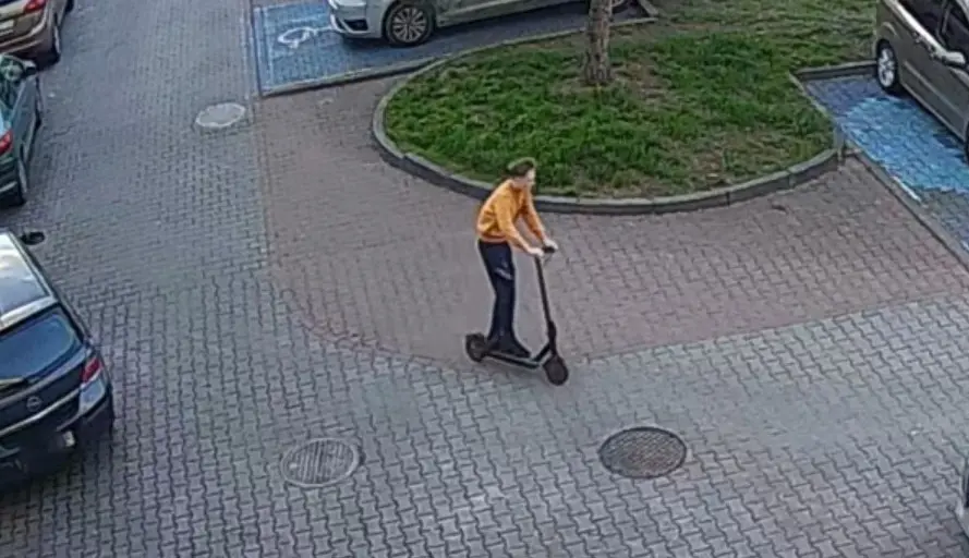 Kradziez Hulajnogi W Bogucicach. Policja Publikuje Wizerunki Podejrzewanych 2025