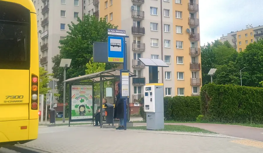 Solarny Biletomat Przy Na Osiedlu Paderewskiego W Katowicach