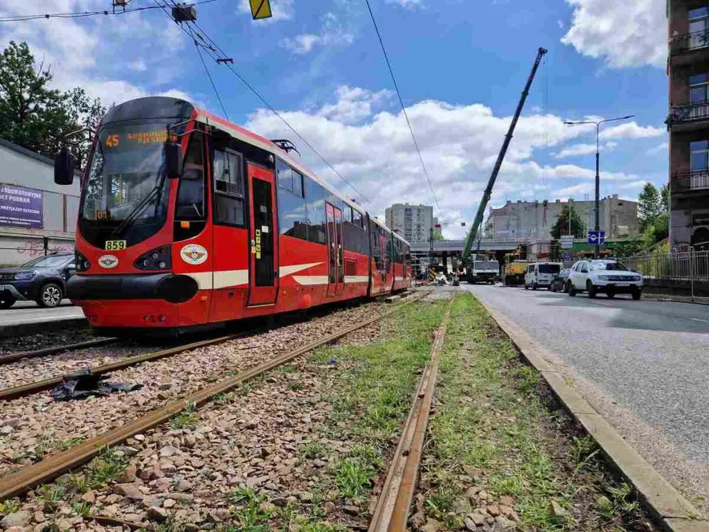 Linia Tramwajowa 45 Ktora Zostanie Zawieszona W Tle Remontowany Wiadukt Fot GZM