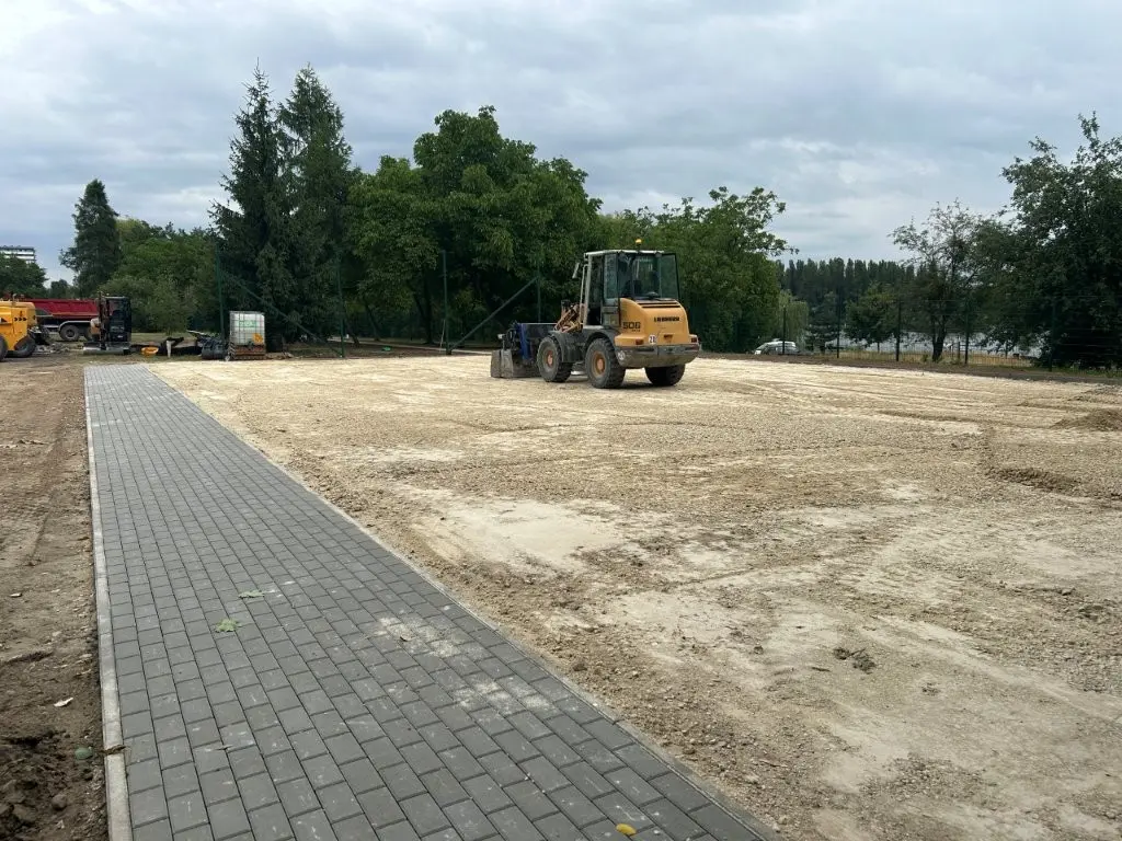 Modernizowane Boisko Przy ZSZ Im. R. Mielczarskiego Na Os. Tysiaclecia W Katowicach Fot KAW