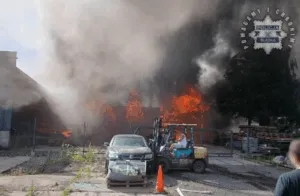 Pozar Hali Przemyslowej W Siemianowicach Slaskich. W Akcji Kilkanascie Zastepow Strazy Pozarnej