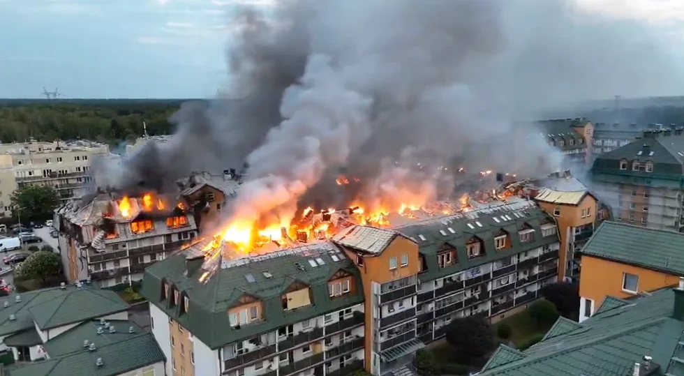 Pozar Trzech Blokow W Zabkach. Kilkaset Osob Ewakuowanych Ogien Opanowany