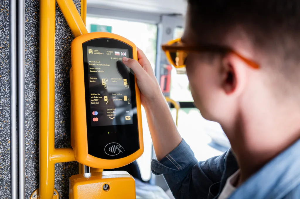 Sprzedaż w kasownikach w autobusach, tramwajach i trolejbusach wzrosła o ok. 11 proc. - fot R. Kazmierczak